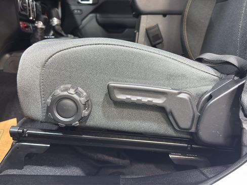 Used 2025 Jeep Wrangler Willys AWD/4WD image 14