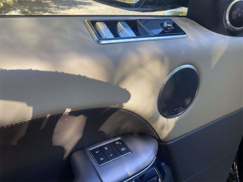 Used 2018 Land Rover Range Rover Sport HSE image 11