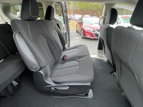 Used 2020 Chrysler Voyager L image 25