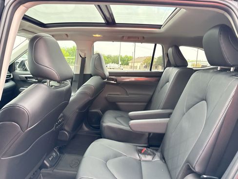 Certified 2026 Toyota Highlander Platinum image 24