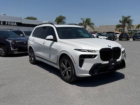 Used 2025 BMW X7 xDrive40i w/ M Sport Package AWD/4WD image 3