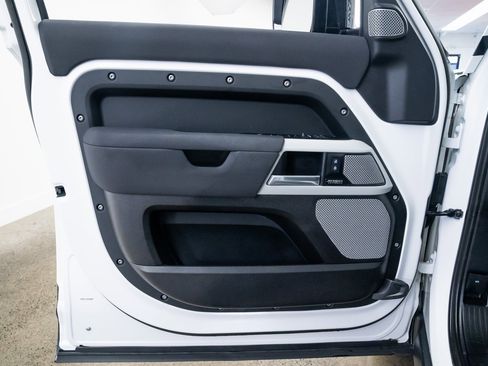 Used 2023 Land Rover Defender 130 X-Dynamic SE image 17