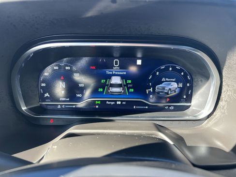 Used 2022 Chevrolet Tahoe LT w/ Luxury Package image 17