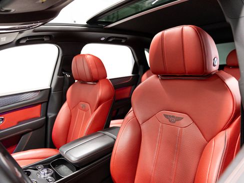 Used 2021 Bentley Bentayga image 19