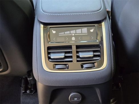 Certified 2025 Volvo XC90 T8 Plus w/ Protection Package Premier image 40