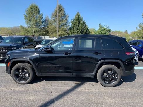 Used 2023 Jeep Grand Cherokee Limited w/ Black Appearance Package AWD/4WD image 2