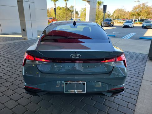 Used 2023 Hyundai Elantra SEL w/ Preferred Accessory Package image 5