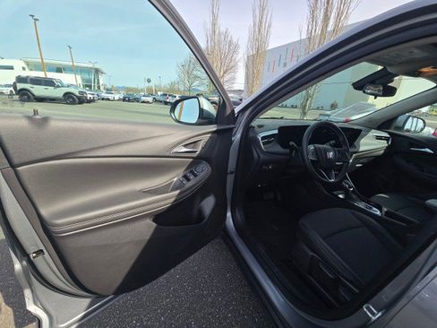 Used 2025 Buick Encore GX Preferred AWD/4WD image 23