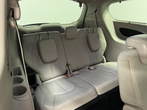 Used 2021 Chrysler Pacifica Touring-L image 18
