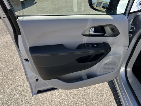 Used 2024 Chrysler Pacifica Touring-L image 11