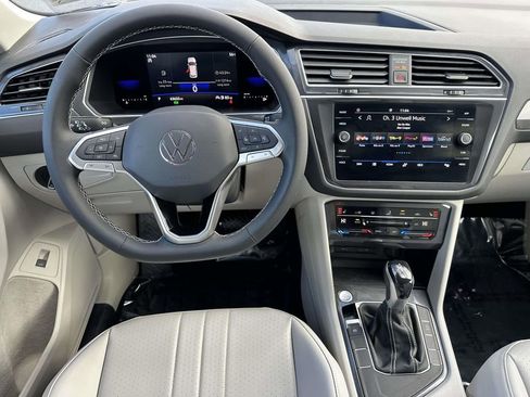 Used 2022 Volkswagen Tiguan SE image 9