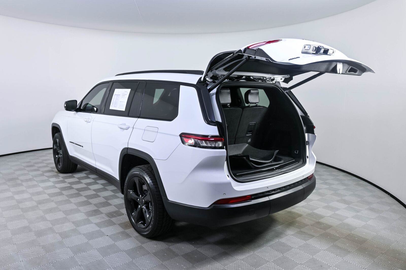 Used 2024 Jeep Grand Cherokee L Limited w/ Luxury Tech Group II AWD/4WD image 32