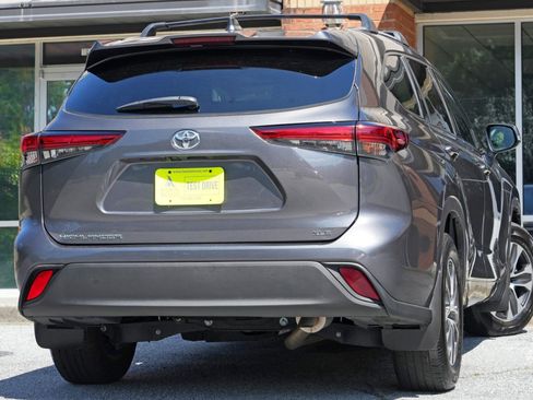 Used 2021 Toyota Highlander XLE FWD image 4