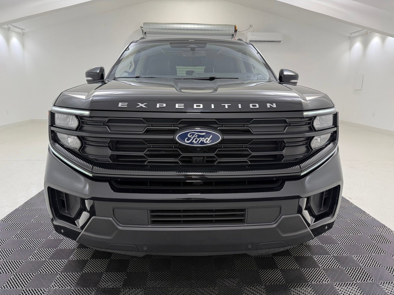 Used 2025 Ford Expedition Active AWD/4WD image 2