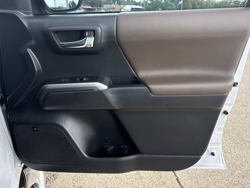 Used 2022 Toyota Tacoma Limited AWD/4WD image 13