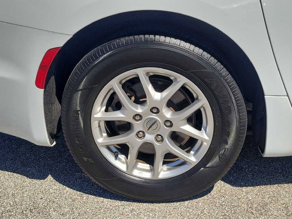 Used 2025 Chrysler Pacifica Select FWD image 8