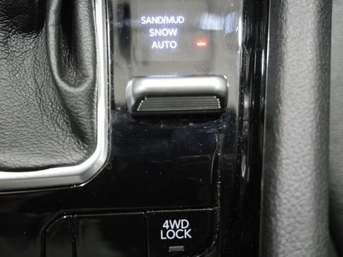 Used 2025 Jeep Compass Limited image 21