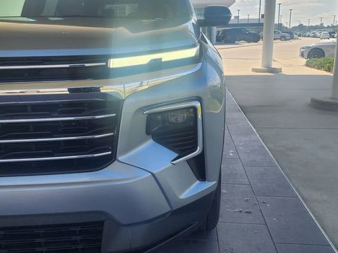 Used 2024 Chevrolet Traverse LT FWD image 2