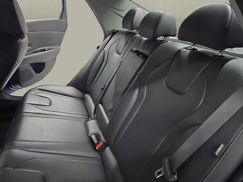 Certified 2025 Hyundai Elantra Limited FWD image 17