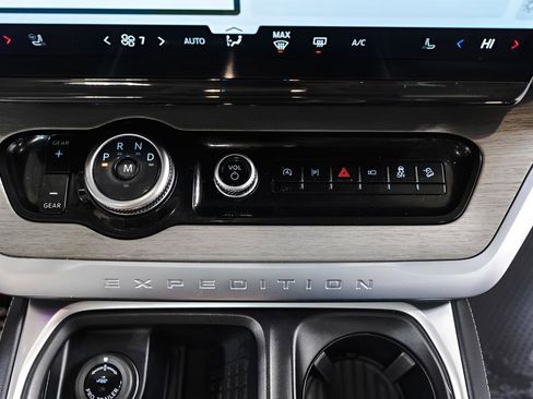 Used 2025 Ford Expedition Platinum AWD/4WD image 16