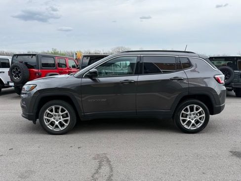 Used 2023 Jeep Compass Latitude w/ Sun and Sound Group AWD/4WD image 6