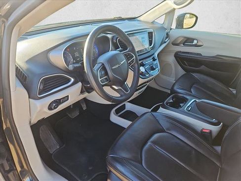 Used 2022 Chrysler Pacifica Touring-L image 10