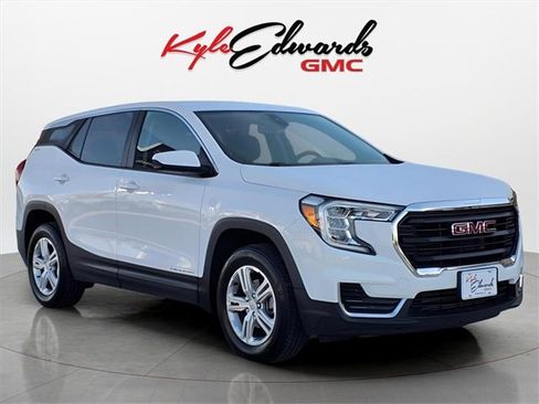Used 2024 GMC Terrain SLE image 3