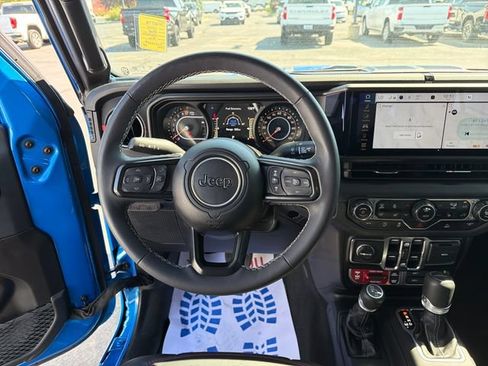 Used 2025 Jeep Gladiator Rubicon w/ Convenience Group AWD/4WD image 16