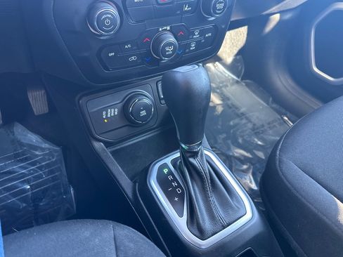 Used 2021 Jeep Renegade Latitude AWD/4WD image 22