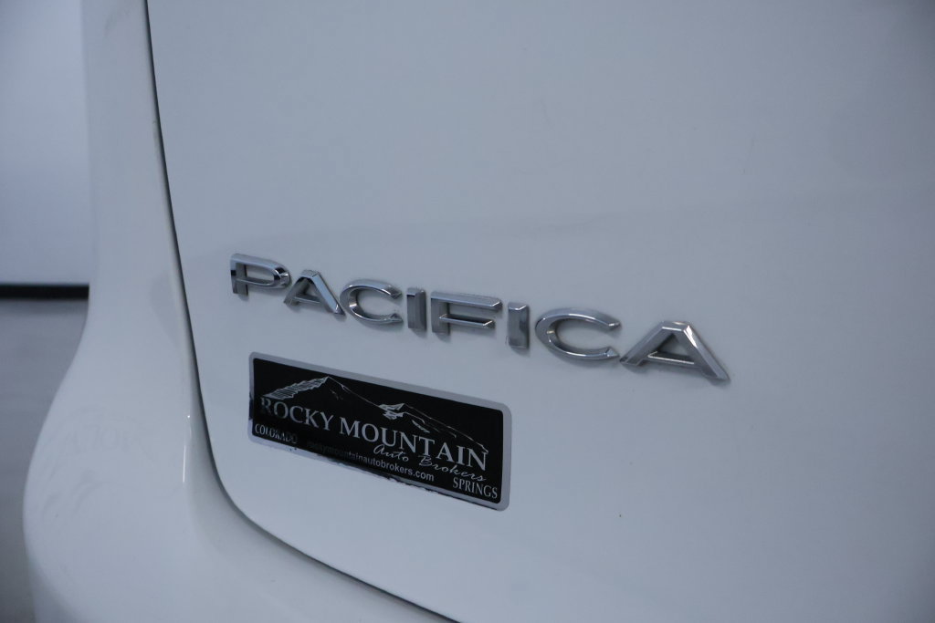 Used 2023 Chrysler Pacifica Touring-L FWD image 10