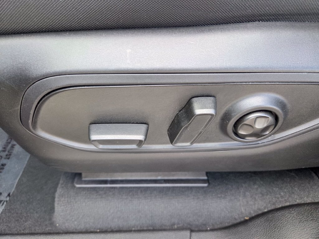 Used 2025 Jeep Grand Cherokee Laredo RWD image 5