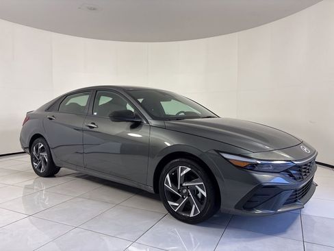 Used 2025 Hyundai Elantra SEL FWD image 7