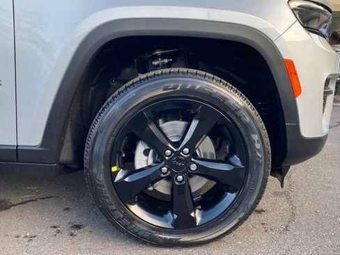 New 2025 Jeep Grand Cherokee Altitude image 20