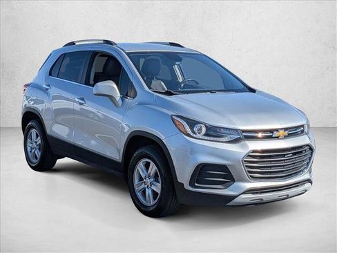 Used 2018 Chevrolet Trax LT w/ LT Convenience Package image 3