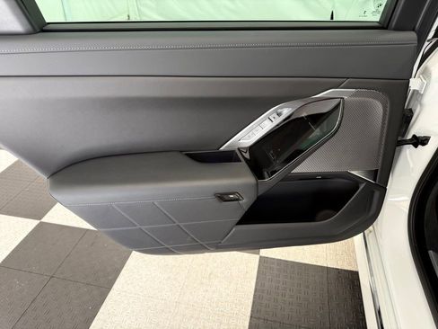 Used 2024 BMW i7 xDrive60 AWD/4WD image 17