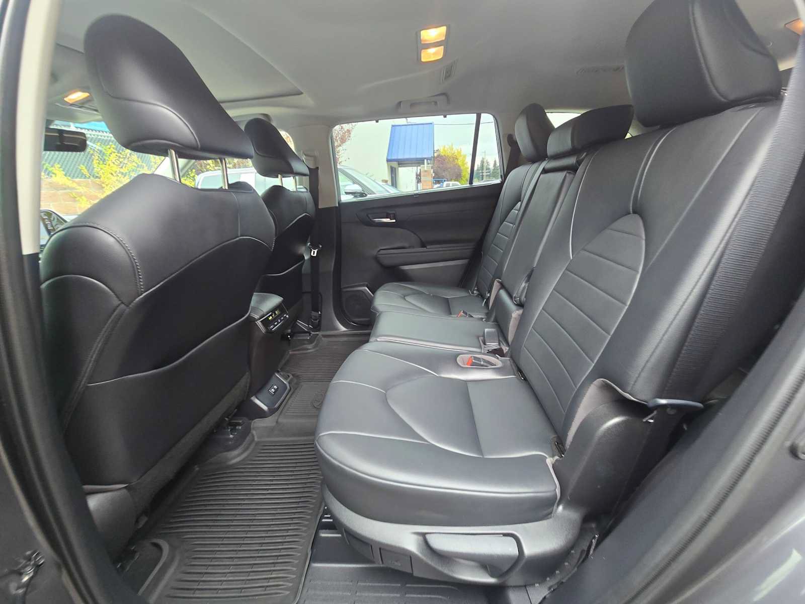Used 2020 Toyota Highlander XLE AWD/4WD image 16