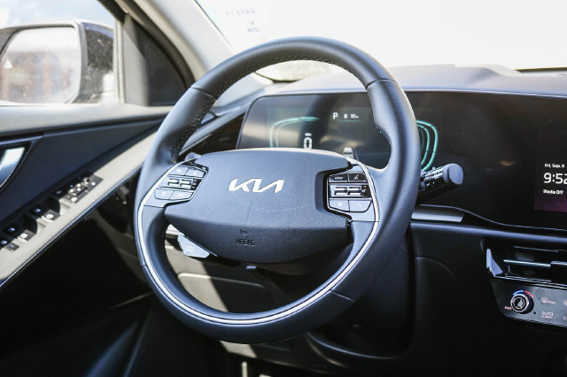 Certified 2025 Kia Niro EX FWD image 16
