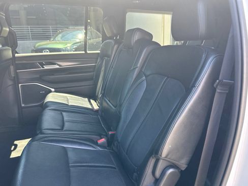 Used 2024 Jeep Wagoneer L Series III w/ Flexible Seating Group AWD/4WD image 17