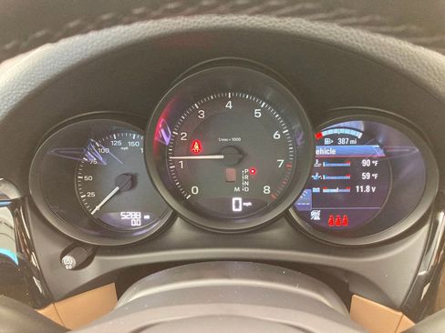 Used 2025 Porsche Macan AWD/4WD image 9