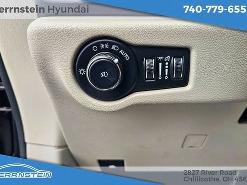Used 2023 Chrysler Pacifica Touring-L image 23