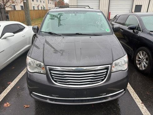 Used 2015 Chrysler Town & Country Touring image 2