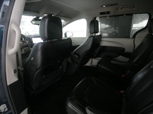 Used 2023 Chrysler Pacifica Touring-L image 29