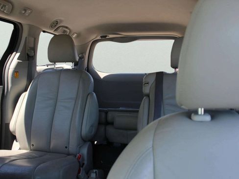 Used 2011 Toyota Sienna XLE FWD image 8