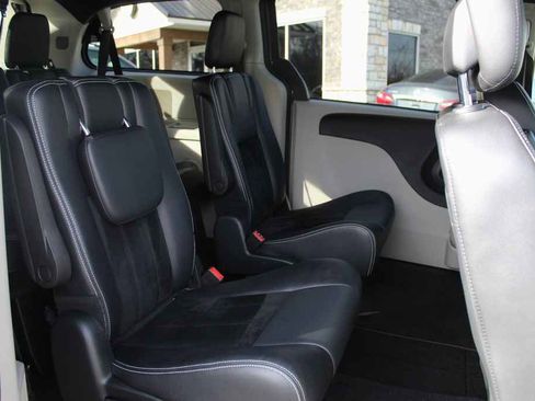 Used 2017 Dodge Grand Caravan SXT image 28