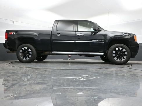 Used 2011 GMC Sierra 2500 Denali w/ Suspension Package, Off-Road AWD/4WD image 30