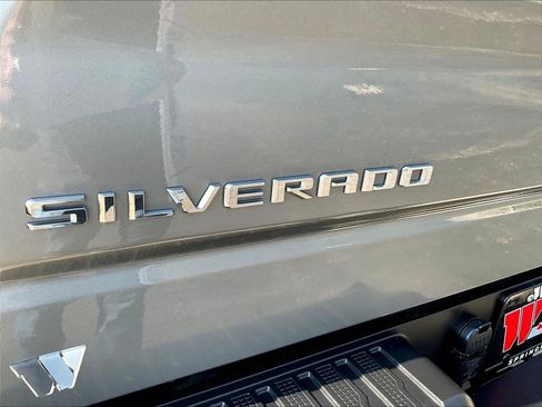 Used 2025 Chevrolet Silverado 1500 LT Trail Boss w/ Convenience Package II AWD/4WD image 25