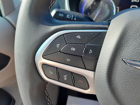 Used 2023 Chrysler Pacifica Touring-L FWD image 14