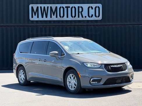 Used 2022 Chrysler Pacifica Touring-L FWD image 2