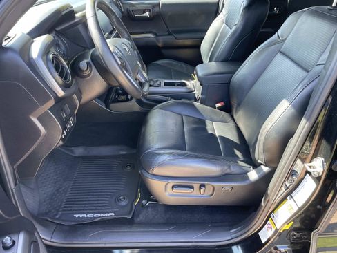 Used 2020 Toyota Tacoma TRD Sport w/ TRD Premium Sport Package AWD/4WD image 16