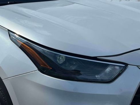 Used 2023 Toyota Highlander XLE image 9
